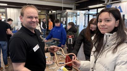 Bild: Lukas Büchold
Die Schüler konnten Herzen aus Kupfer selbst machen.