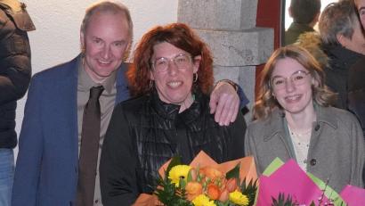 Bild: fvo
Georg Bocka ist der neue Bürgermeister der Marktgemeinde Waldthurn. Ehefrau Birgit und Tochter Anja freuen sich mit ihm über das eindeutige Wahlergebnis.