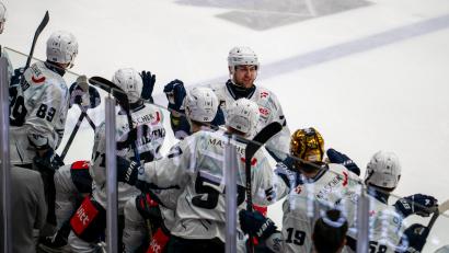 Bild: David Löffler
Luca Gläser (hinten) war am Sonntagabend der gefeierte Mann bei den Blue Devils Weiden. Beim 4:3-Sieg in Rosenheim traf der Publikumsliebling dreifach. Hier holt er sich den Applaus seiner Teamkollegen auf der Bank ab.