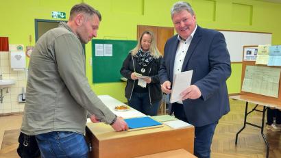 Bild: Roland Wellenhoefer
Bernhard Schmidt (Freie Wähler) bei der Stimmabgabe in Erbendorf. Etwas über zehn Prozentpunkte haben ihm gefehlt, um bereits am vergangenen Sonntag Bürgermeister zu werden.