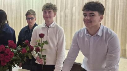 Bild: Corinna Cavur
Anlässlich des Valentinstages präsentierten sich die Schülersprecher in der Aula in feinem Gewand und verkauften rote Rosen. Über weitere Aktionen der Schülermitverantwortung (SMV) kann man sich am Tag der offenen Tür informieren.