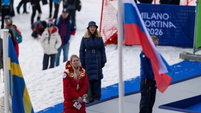 Bild: Philipp von Ditfurth/dpa
Für Siegerin Warwara Worontschichina weht die russische Fahne bei den Paralympics.