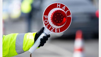 Bild: Sven Hoppe/dpa
Der Polizist hatte den Wagen an einem Parkplatz in Deggendorf anhalten wollen. (Symbolbild)