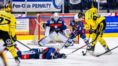 Archivbild: Tobias Neubert
Während die Krefeld Pinguine (gelbe Trikots) vor den Playoffs erwartungsgemäß Richtung DEL schielen, geht es für die Blue Devils Weiden (blaue Trikots) in den Play-downs ums nackte Überleben. Alle Entscheidungsserien im Überblick.