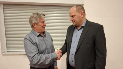 Bild: gz
Der amtierende Bürgermeister Reiner Gäbl (SPD) gratuliert dem designierten Bürgermeister Thomas Kleber (CSU), der in Eslarn auf Anhieb die Bürgermeisterwahl für sich entscheiden konnte.