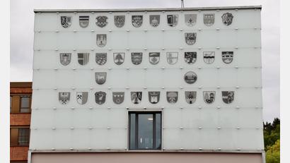 Archivbild: td
An der Fassade des Schwandorfer Landratsamts sind die Wappen des Landkreises und der 33 Kommunen angebracht.
