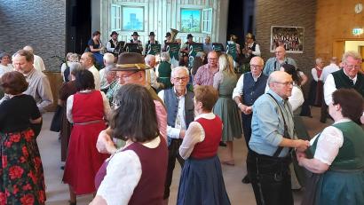 Bild: lg
Bei den traditionellen Figurentänzen wie "Bleamerl" und "Woldjager" füllte sich das Tanzparkett. Der „Löffl-Girgl“ unterstützte die „Rucksack-Musi“ auf der Bühne beim richtigen Takt.