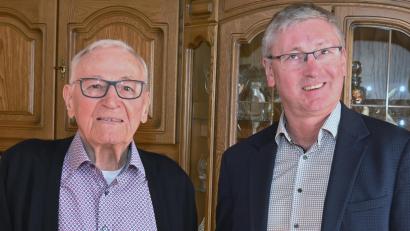 Bild: Gerhard Franz
Bürgermeister Franz Badura gratulierte Fritz Kussinger zum 90. Geburtstag, verbunden mit den Glückwünchen des Oberbürgermeisters und des gesamten Stadtrates.
