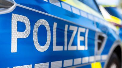 Bild: David Inderlied/dpa
Die Polizei sucht Zeugen: Wer hat ein Auto mit Anhänger oder einen Transporter gesehen? (Symbolbild)