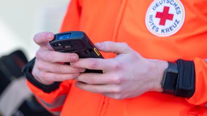 Symbolbild: Armin Weigel/dpa
Ab April wird in der Oberpfalz das neue Telenotarzt-System eingeführt: Dann können Rettungssanitäter unter anderem via Smartphone mit dem Telenotarzt in Bogen kommunizieren.