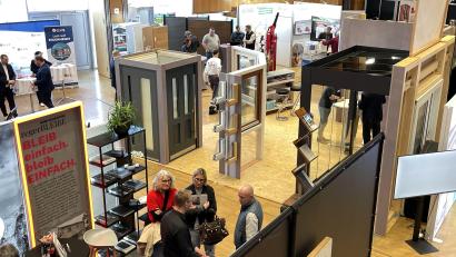 Bild: Susanne Schwab
Schon Wochen vor dem Beginn der Jubiläumsausgabe der Oberpfälzer Baumesse waren die Ausstellungsflächen in und vor dem ACC voll belegt.