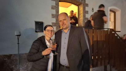 Bild: gz
Das Ehepaar Nicole und Thomas Kleber feiert mit Sekt den Wahlsieg.