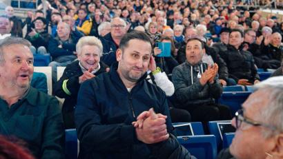 Bild: Uwe Anspach/dpa
Nimmt die ersten Glückwünsche entgegen: Der neue erste Vorsitzende, André Kreuzwieser