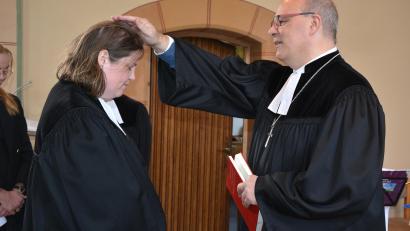 Bild: jr
Durch Handauflegen führte Dekan Thomas Guba Pfarrerin Mareike Kraemer in ihr neues Amt ein.