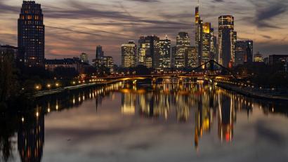 Bild: Boris Roessler/dpa
Während europäische Institute 2025 ihre Ertragslage deutlich verbessern konnten, verzeichneten die großen US-Banken in Summe rückläufige Ergebnisse. (Symbolbild)