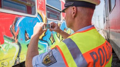 Symbolbild: Bundespolizei
Fußballfans besprühen abgestellten Zug am Bahnhof Schwandorf mit Graffiti.
