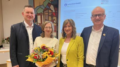 Bild: Christopher Dotzler
Dominik Sachsenhauser (links) wird neuer Bürgermeister in Hahnbach. Dazu gratulierte ihm auch Amtsinhaber Bernhard Lindner (rechts).