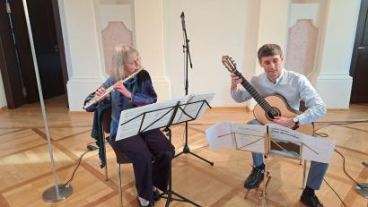 Bild: Johannes Röttges
Viola Schweinfurter und Benjamin Doß gastierten am Sonntag beim Waldsassener Kammermusikkreis im Harmoniesaal des ehemaligen Abtschlosses.