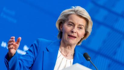 Bild: Michael Kappeler/dpa
„Die Idee, dass wir uns einfach zurückziehen und aus dieser chaotischen Welt verabschieden können, ist nichts als ein Trugschluss“, sagte Ursula von der Leyen. (Archivbild)