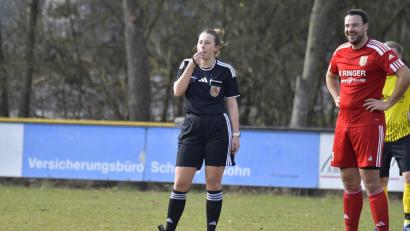 Bild: Hubert Ziegler
Die 20-jährige Marie Gamperl pfeift seit einigen Jahren Amateur-Fußballspiele in der Region. Hier ist sie im Einsatz beim Testspiel des SV Hahnbach II gegen den SV Kauerhof – was in dieser Szene zum Lachen war, ist leider nicht überliefert.