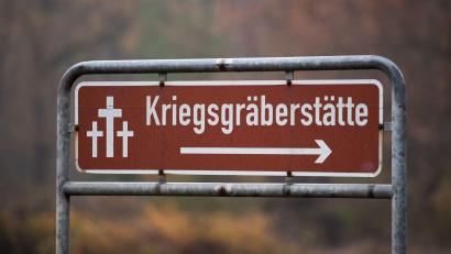 Bild: Soeren Stache/dpa-Zentralbild/ZB
Laut Polizei wurden die Kerzen mutmaßlich am späten Samstagabend auf der Kriegsgräberstätte platziert. (Symbolbild)