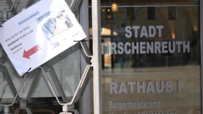 Bild: Thorsten Schreiber
Der Wegweiser am Tirschenreuther Rathaus kann noch hängen bleiben, denn die Wahl ins Bürgermeisteramt geht in die Verlängerung. Am Sonntagabend gab es keinen Sieger, am 22. März muss nun die Stichwahl entscheiden.