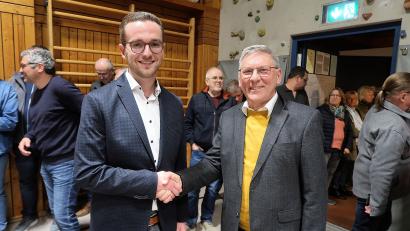 Bild: bsc
Adrian Käß (links) ist einer der großen Gewinner der Bürgermeisterwahlen im Landkreis Tirschenreuth. Der 25-Jährige von der CSU setzte sich in Friedenfels deutlich gegen den amtierenden Rathauschef Oskar Schuster von den Unabhängigen Freien Wählern (rechts) durch.