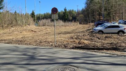 Bild: mas
Im Vorgriff auf die kommenden Baumaßnahmen auf dem Kulturhügel, unter anderem die Erweiterung der Lobkowitz-Realschule, entsteht an der Bildstraße ein weiterer Lehrerparkplatz am Gymnasium.