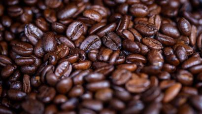 Bild: Jens Büttner/dpa
Umfragen zufolge trinken 68 Prozent der Menschen in Deutschland täglich Kaffee, 15 Prozent mehrmals wöchentlich. (Archivbild)