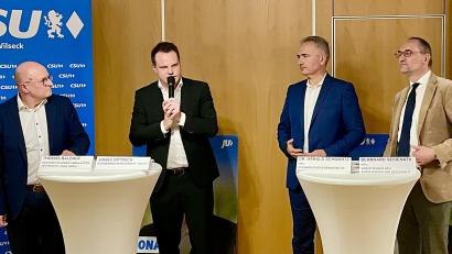 Bild: Gerhard Krones
Jonas Dittrich (2. von links) moderierte die Podiumsdiskussion. Die Experten Thomas Baldauf (links) vom Ambulanten Zentrum St. Anna gGmbH, Harald Schwartz (2. von rechts) und der Vorsitzende des Gesundheitsausschusses Bernhard Seidenath lieferten Informationen und Anregungen.