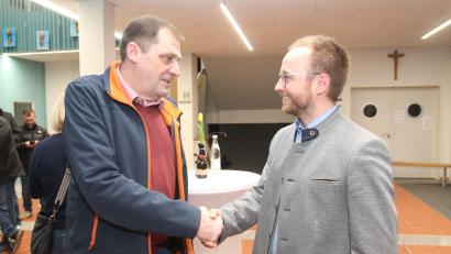 Bild: pi
Wer von beiden der neue Bürgermeister von Pleystein wird, ist noch unklar. Werner Rieß (links) und Christoph Müllhofer treten am 22. März in einer Stichwahl gegeneinander an.