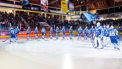 Archivbild: Elke Englmaier
Die Blue Devils Weiden hoffen in den anstehenden Play-down-Partien gegen den EC Bad Nauheim auf eine möglichst volle Hans-Schröp-Arena. Am Dienstagvormittag beginnt der Vorverkauf der Tickets für die ersten beiden Heimspiele.