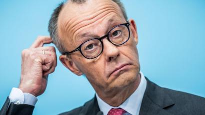 Bild: Michael Kappeler/dpa
Der Kanzler sieht keine Auswirkungen des Wahlergebnisses auf seine Koalition in Berlin.