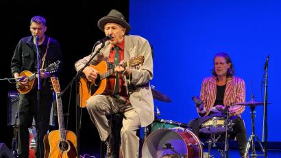 Bild: Petra Hartl
Georg Ringsgwandl im Stadttheater in Amberg. Da machte er am Samstag viel Musik und erzählte eigentümliche Geschichten. Hinten links: Daniel Stelter, am Schlagzeug Tommy Baldu. Es fehlt hier der Franke.