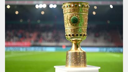 Bild: Soeren Stache/dpa
Das Objekt der Begierde: der DFB-Pokal. (Archivbild)