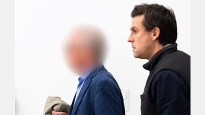 Bild: Michael Matthey/dpa
Der angeklagte Ex-Parlamentarier (l) bestreitet vor Gericht den Vorwurf des Kindesmissbrauchs.