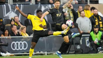 Bild: Sue Ogrocki/AP/dpa
Yaw Yeboah (li.) wurde mit dem MLS-Team Columbus Crew 2023 Meister. (Archivfoto)