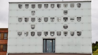 Bild: td
An der Fassade des Schwandorfer Landratsamts sind die Wappen der 33 Kommunen angebracht. Der Kreistag vertritt die Menschen aus diesen Kommunen auf Landkreis-Ebene.