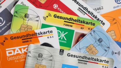 Bild: ---/GKV-Spitzenverband/dpa
Im Jahr 2025 standen bei den gesetzlichen Krankenkassen Einnahmen von 355,9 Milliarden Euro Ausgaben von 352,4 Milliarden Euro gegenüber. (Symbolbild)