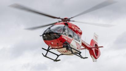 Bild: Daniel Karmann/dpa
Auch ein Rettungshubschrauber war nach dem Unfall in Oberbayern im Einsatz. (Symbolbild)