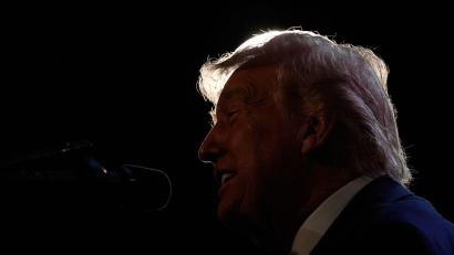 Bild: Mark Schiefelbein/AP/dpa
Mit seiner überraschenden Aussage zum baldigen Ende des Iran-Kriegs sorgt Trump an den Börsen für Erleichterung.