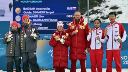 Bild: Martin Schutt/dpa
Die Siegerehrung mit Deutschland, Russland und China.