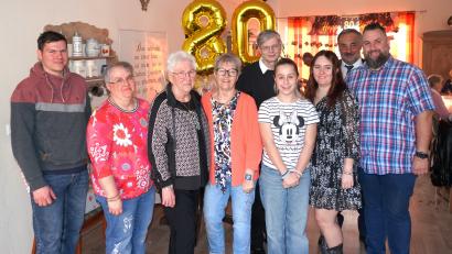 Bild: fvo
Hannelore Striegl (Dritte von links) feiert mit ihrer Familie und vielen Gästen ihren 80. Geburtstag.