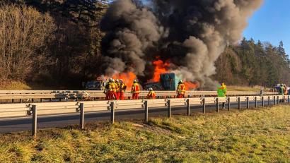 Archivbild: Markus Rath/dpa
Mehrere Lastwagen standen 2021 auf der A 3 in Flammen. Ein Lastwagen war in einen Konvoi mehrerer US-Militärfahrzeuge gefahren.
