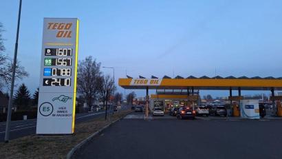 Bild: bec
Eine Tankstelle in Cheb am Sonntagabend. An einer Tankstelle etwas weiter südlich, in der Nähe von Tachau, gab es am Sonntag keinen Benzin mehr an den Zapfsäulen – auch wegen der vermehrten Tanktouristen.