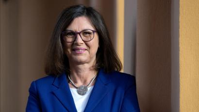 Bild: Sven Hoppe/dpa
Auf Social-Media werde angefeindet, gehetzt und sehr viel Desinformation betrieben, sagte die bayerische Landtagspräsidentin Ilse Aigner. (Archivbild)