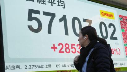 Bild: Eugene Hoshiko/AP/dpa
Japans Börse hatte in den vergangenen Tagen stark auf die Auswirkungen im Iran reagiert. (Archivbild)