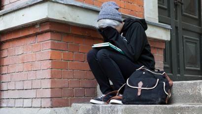 Symbolbild: Silvia Marks/dpa
Ob Ausgrenzung oder Prüfungsangst, Probleme in der Familie oder andere seelische Belastungen: Mehr Jugendsozialarbeiter an Schulen sollen gezielt und flexibel eingreifen können. Der Jugendhilfeausschuss befürwortete eine Ausweitung der Stellen im Landkreis Tirschenreuth.