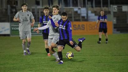 Bild: Dieter Jaeschke
Moritz Zeitler (am Ball) schlägt eine weite Flanke nach vorne: Der Linksverteidiger erzielte per Elfmeter das 1:0 für Weiden.