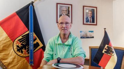 Bild: Markus Scholz/dpa
Nach knapp 39 Jahren verlässt Chef-Stewart Burkhart Kempcke die „Gorch Fock“.